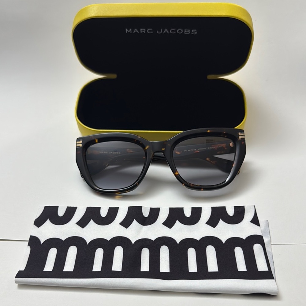 Marc Jacobs Black Sporty Sunglasses Modern Design